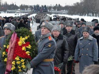 «ЛЮБЛЮ, ВОЕННАЯ СТОЛИЦА, ТВОЕЙ ТВЕРДЫНИ ДЫМ И ГРОМ…»