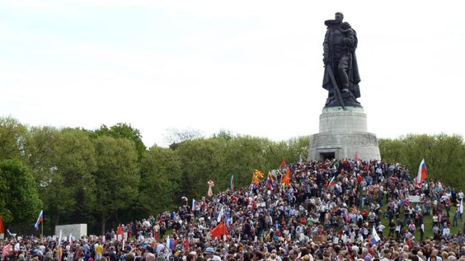 9 мая на советских воинских мемориалах в Трептов-Парке и Тиргартене состоялись торжественно-траурные мероприятия, посвященные 73-й годовщине Победы советского народа над фашизмом