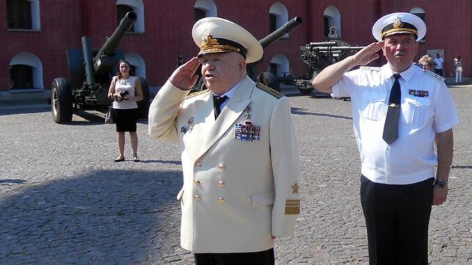 Герой России вице-адмирал М.В.Моцак и капитан 1 ранга М.В.Юрченко