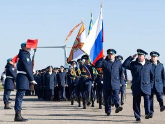 Торжественным маршем по аэродрому.