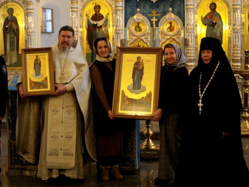 Старший священник Спасо-Богородицкого Одигитриевского женского монастыря под Вязьмой иеромонах Даниил (Сычев), президент благотворительного фонда «Строим Монастырь» Галина Храмцова, президент фонда «Православные инициативы» Ксения Тихомирова, игумения Ангелина (Нестерова) перед стартом автоэкспедиции «Имя воина»