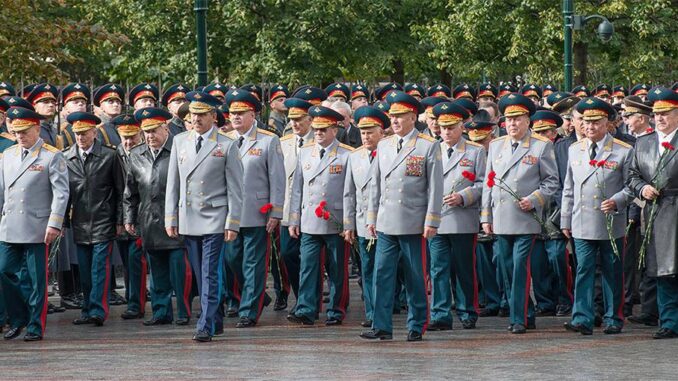 В Александровском саду состоялась торжественная церемония отдания почестей героям Великой Отечественной войны