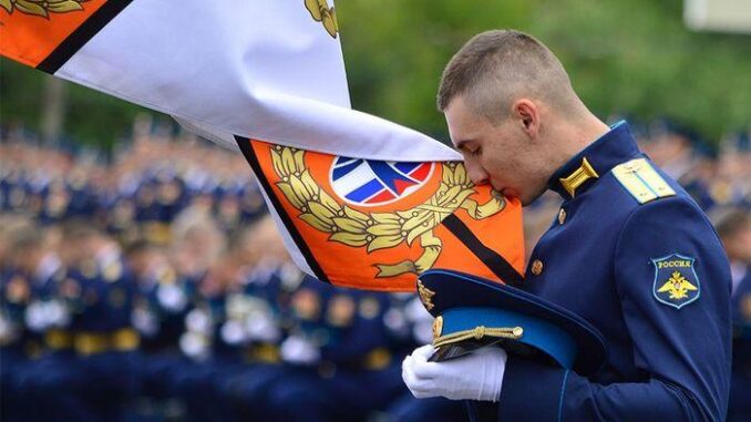 Лейтенант-выпускник прощается с Боевым Знаменем академии.