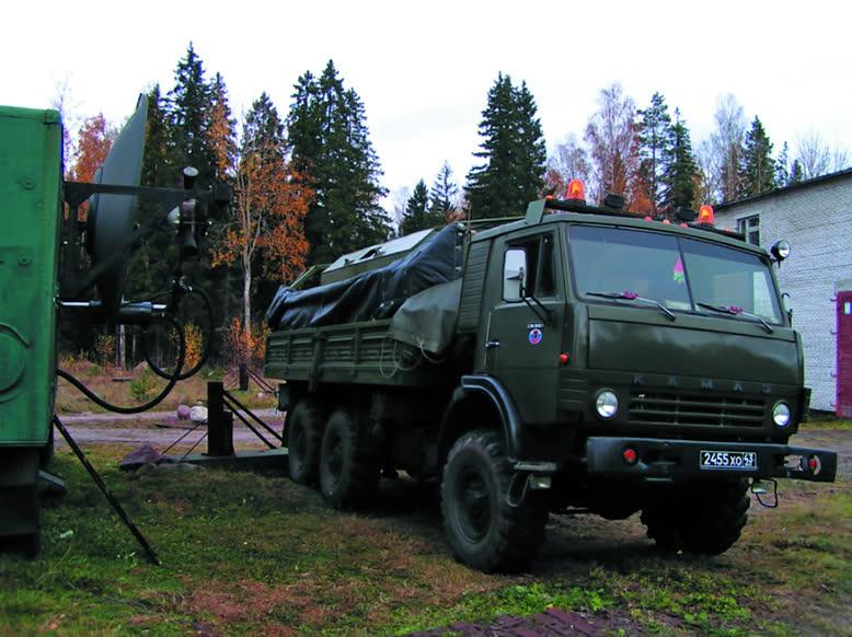 Фото 6. Испытания спецавтомобиля с контейнером и СИ на воздействие СШП ЭМИ. Имитатор «Снайпер»