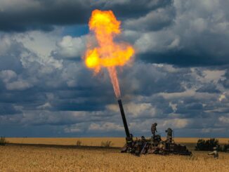 Расчëт самоходного миномёта 2С4 «Тюльпан» ведёт огонь по замаскированным укреплённым позициям ВСУ.